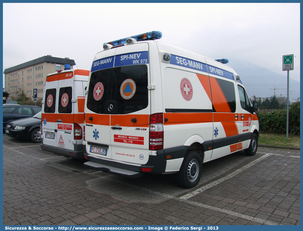 699 (WK 975)
Croce Bianca - Weisses Kreuz
Protezione Civile - Zivilschutz
Mercedes Benz Sprinter II serie
Parole chiave: Croce Bianca;Weisses Kreuz;WK;Sezione;Bolzano;Sektion;Bozen;Mercedes Benz;Sprinter;Protezione Civile;Zivilschutz;SEG;MANV;SPI;NEV