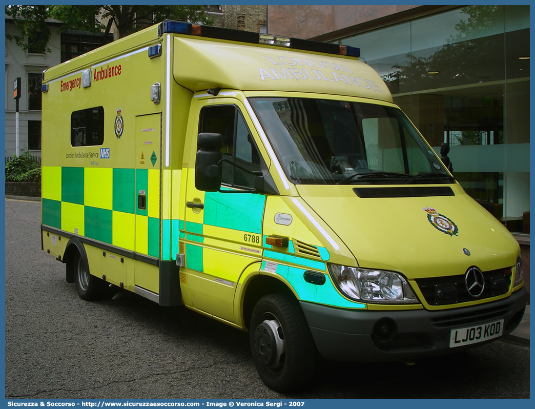 6788
United Kingdom of Great Britain and Northern Ireland
London Ambulance Service
Mercedes Benz Sprinter I generation facelift
Conversion by UV Modular
Parole chiave: United;Kingdom;Great;Britain;Northern;Ireland;London;Ambulance;Service;Mercedes Benz;Sprinter