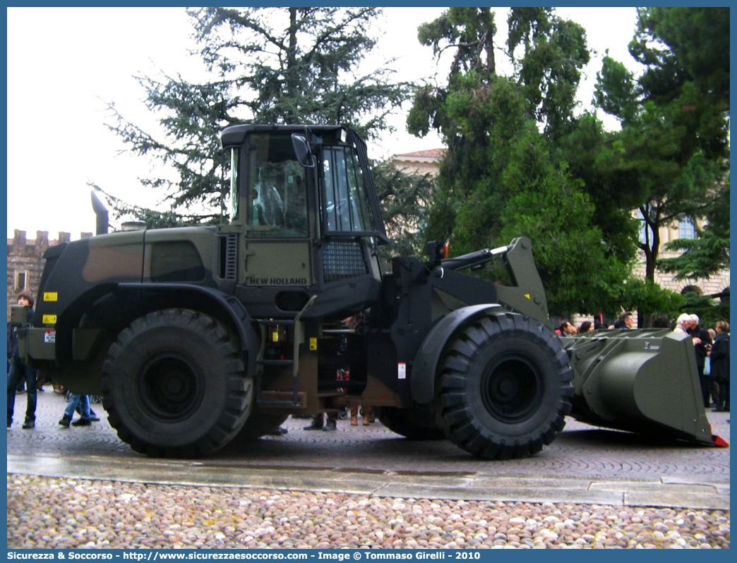 EI BE670
Esercito Italiano
New Holland W190B
Parole chiave: EI;E.I.;Esercito;Italiano;Mezzi;da;Cantiere;Trasporto;Materiali;Supporto;Logistico;New;Holland;W190B