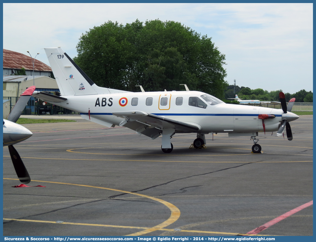 ABS 139
République Française
Armée de Terre
Escadrille Avion de l'Armée de Terre
Socata TBM 700 
Parole chiave: Republique;Francaise;Francia;Repubblica;Francese;République;Française;Armée;Terre;Escadrille;Avion;Socata;TBM;700