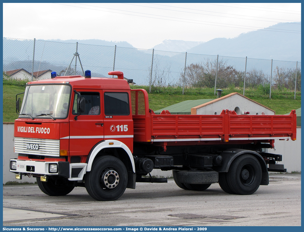 VF 23506
Corpo Nazionale Vigili del Fuoco
Iveco 180-26
Parole chiave: VF;V.F.;VVF;V.V.F.;Corpo;Nazionale;Vigili del Fuoco;Iveco;180-26