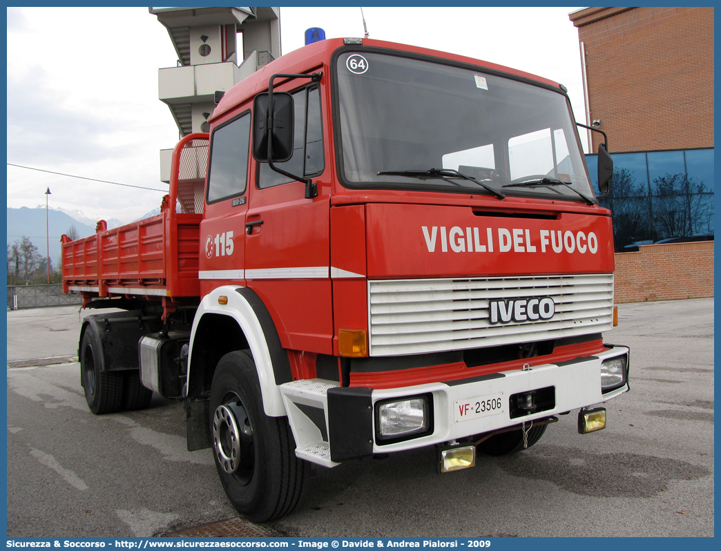 VF 23506
Corpo Nazionale Vigili del Fuoco
Iveco 180-26
Parole chiave: VF;V.F.;VVF;V.V.F.;Corpo;Nazionale;Vigili del Fuoco;Iveco;180-26