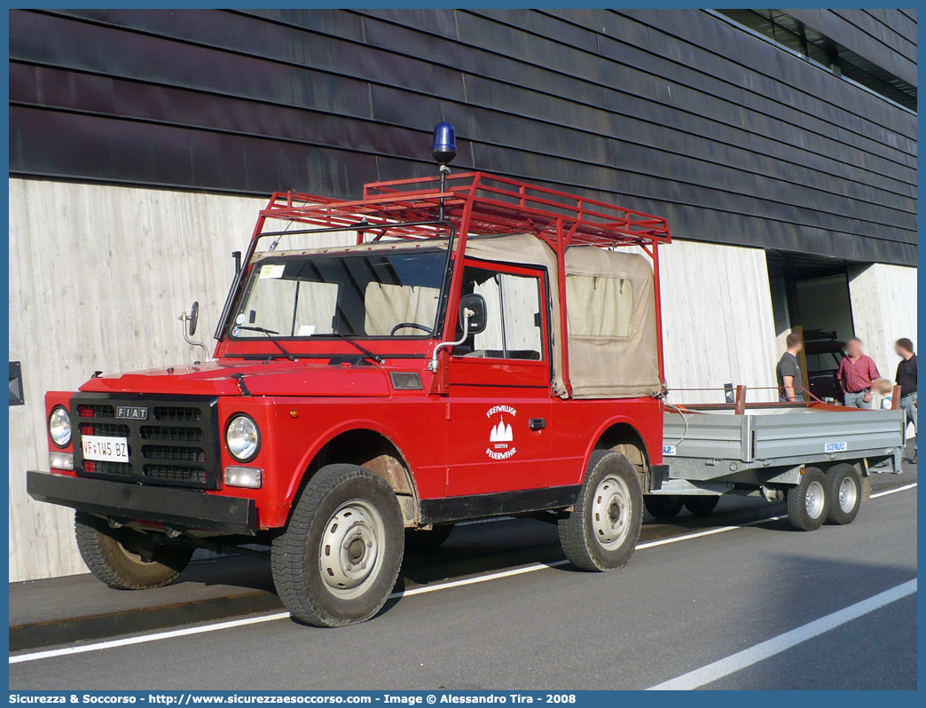 VF 1W5 BZ
Vigili del Fuoco Volontari Sesto
Freiwillige Feuerwehr Sexten
Fiat Nuova Campagnola
Parole chiave: VFV;V.F.V.;Vigili;Fuoco;Volontari;Freiwillige;Feuerwehr;Sesto;Sexten;Fiat;Campagnola;AR76