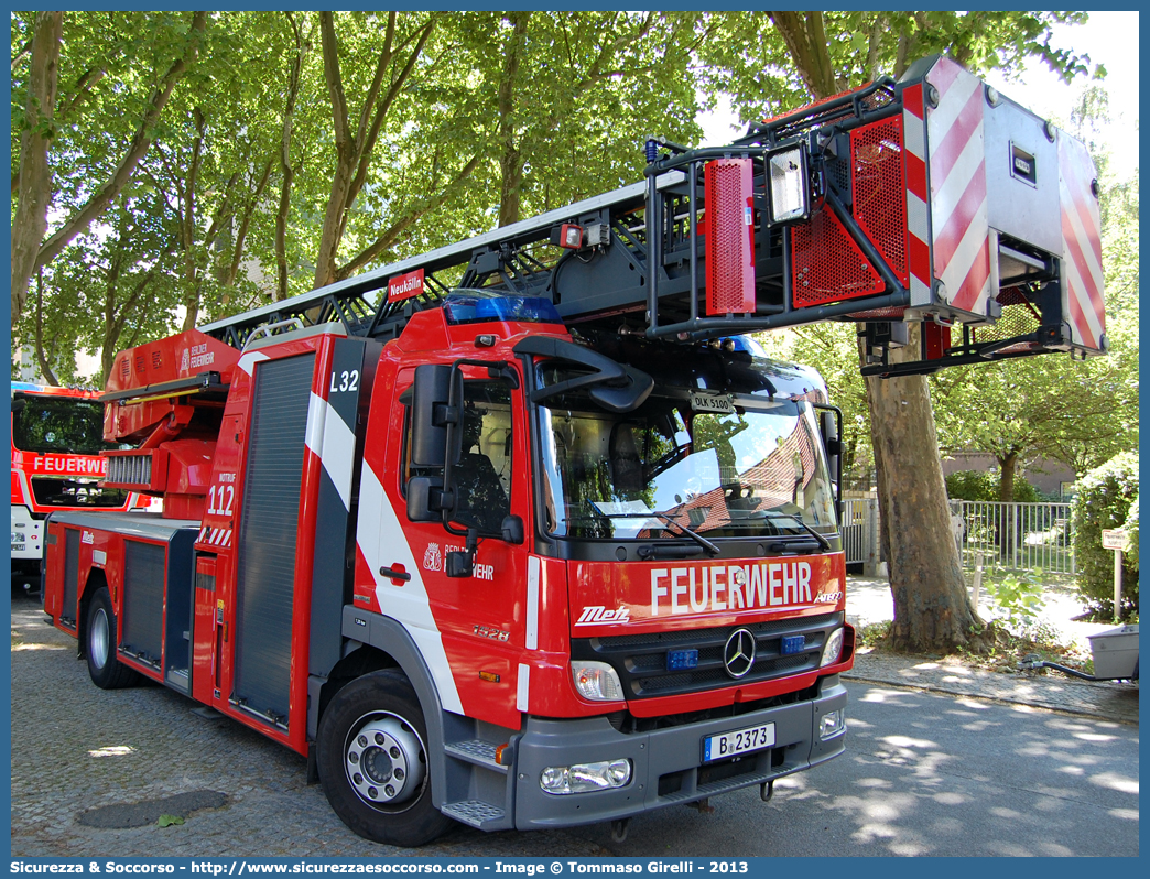 -
Bundesrepublik Deutschland
Berliner Feuerwehr
DLAK - Vollautomatische Drehleiter Kennzeichnung
Mercedes Benz Atego 1529F 
II generation facelift
Conversion by Metz
Parole chiave: FW;Berliner;Feuerwehr;DLAK;Vollautomatische;Drehleiter;Kennzeichnung;Mercedes;Benz;Atego;1529F;Metz