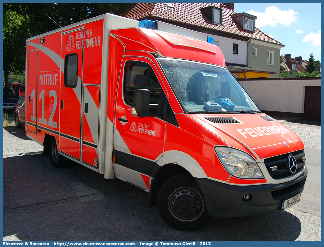 -
Bundesrepublik Deutschland
Berliner Feuerwehr
RTW - Rettungswagen
Mercedes Benz Sprinter II generation
Conversion by Fahrtec Systeme GmbH
Parole chiave: FW;Berliner;Feuerwehr;RTW;Rettungswagen;Mercedes;Benz;Sprinter;Fahrtec