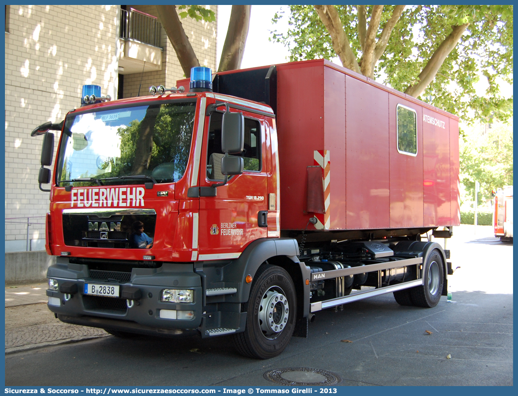 -
Bundesrepublik Deutschland
Berliner Feuerwehr
AB - Abrollbehälter Atemschutz
MAN TGM 18.290
Conversion by Meiller Fahrzeug und Maschinenfabrik GmbH
Parole chiave: FW;Berliner;Feuerwehr;AB;Abrollbehälter;Atemschutz;MAN;TGM;18.290;Meiller