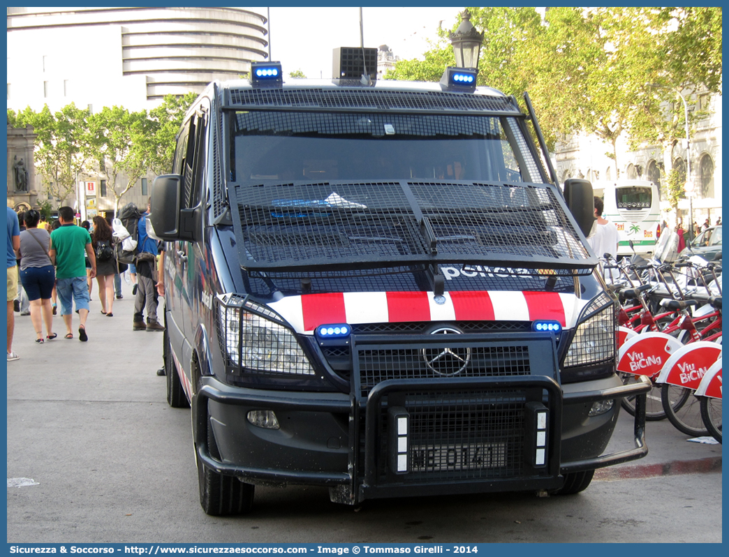 BM E-501
Reino de España
Mossos d'Esquadra
Brigada Mobil
Mercedes Benz Sprinter II generation
Parole chiave: Regno di Spagna;Spagna;Espana;España;Reino de España;Mossos;Esquadra;Mercedes Benz;Sprinter