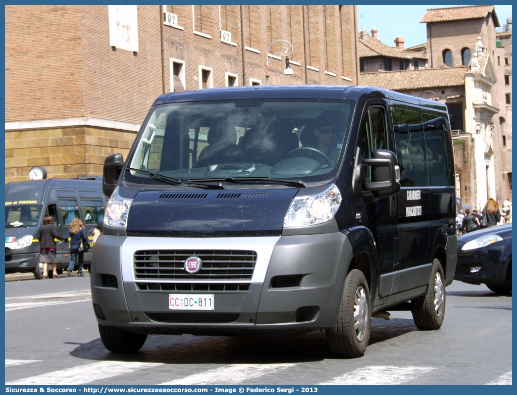 CC DC811
Arma dei Carabinieri
1° Reggimento Carabinieri "Tuscania"
Fiat Ducato III serie
Parole chiave: CC;C.C.;Arma;dei;Carabinieri;Reggimento;Paracadutisti;Tuscania;Fiat;Ducato;X250