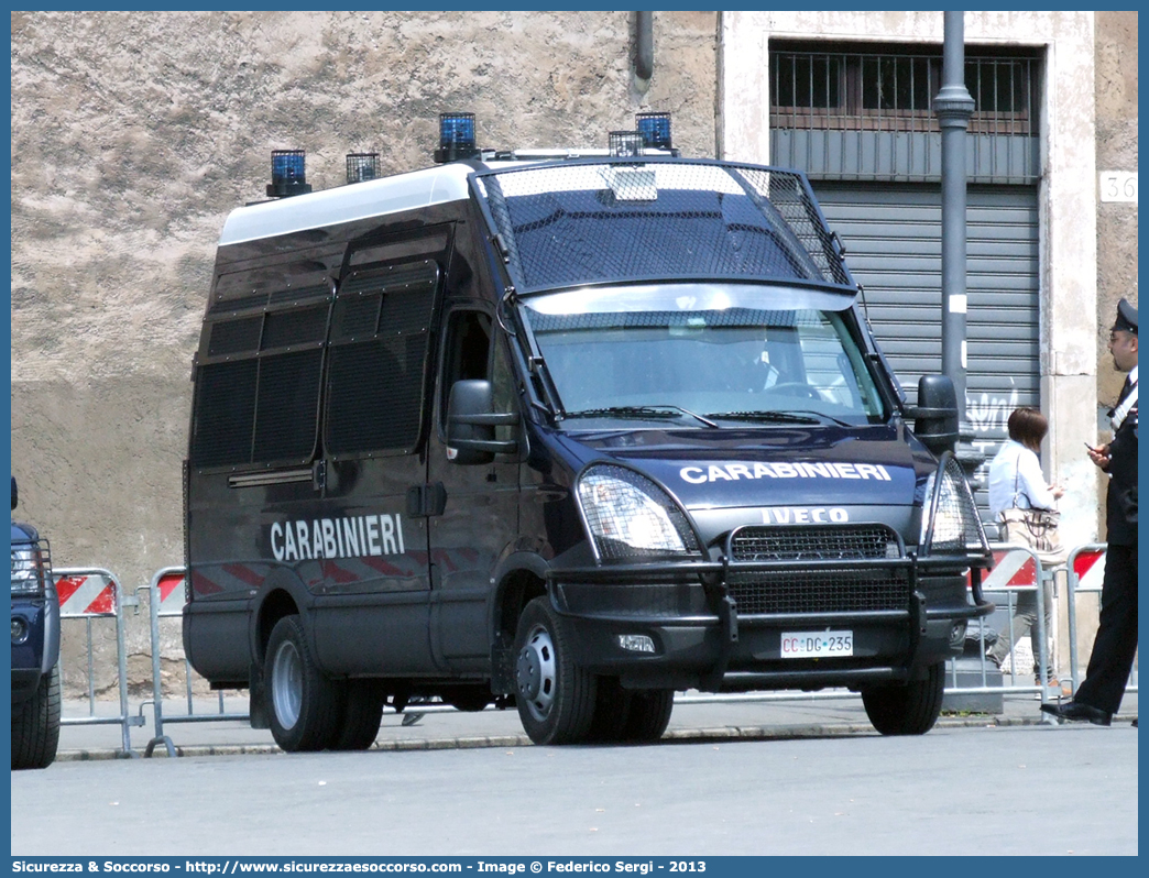 CC DG235
Arma dei Carabinieri
Battaglioni Mobili
Iveco Daily 50C17 V serie
Parole chiave: CC;C.C.;Arma;Carabinieri;Battaglioni;Mobili;Battaglione;Iveco;Daily;50C17;Blindato;Ordine;Pubblico