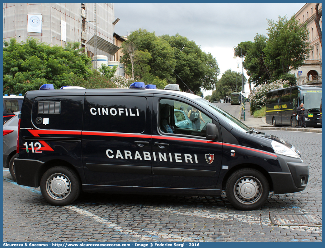 CC DK236
Arma dei Carabinieri
Centro e Nuclei Cinofili
Fiat Scudo IV serie
Allestitore Elevox S.r.l.
Parole chiave: CC;C.C.;Arma;dei;Carabinieri;Centro;Nuclei;Cinofili;Fiat;Scudo;Elevox