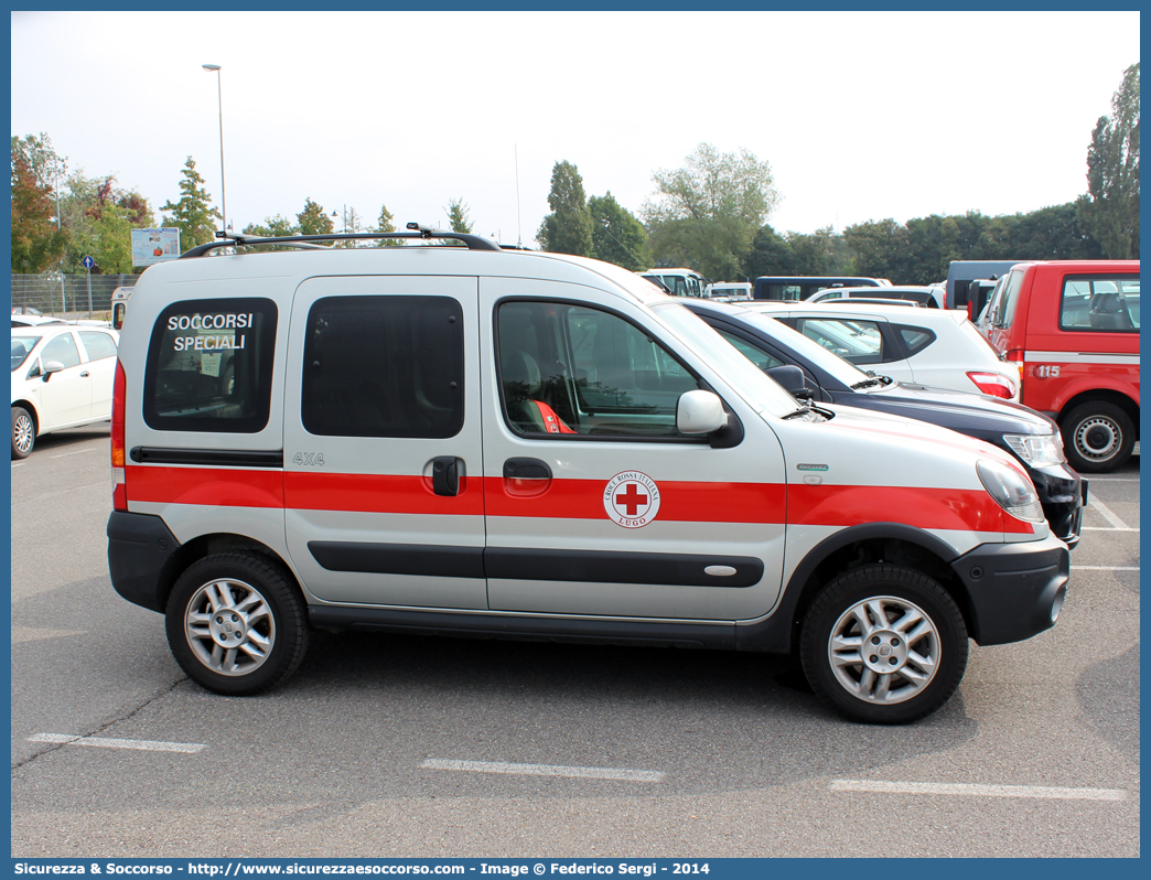 CRI A303C
Croce Rossa Italiana
Lugo (RA)
Renault Kangoo 4x4 II serie
Soccorsi Speciali
Parole chiave: CRI;C.R.I.;Croce Rossa Italiana;Susa;SMTS;S.M.T.S.;Soccorsi;Tecniche;Speciali;Renault;Kangoo;4x4