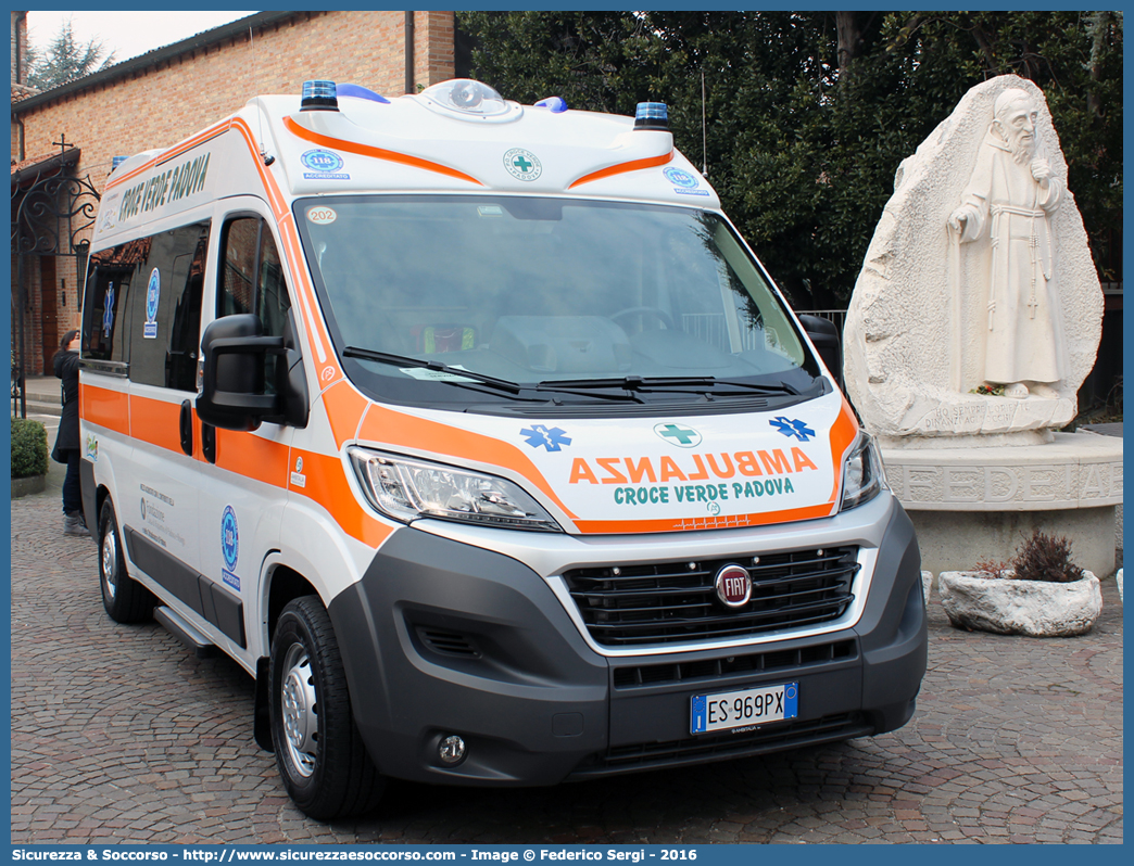 202
Pia Opera Croce Verde Padova
Fiat Ducato III serie restyling
Allestitore Ambitalia S.p.A.
Ambulanza Pediatrica "Polly"
Parole chiave: Pia;Opera;Croce;Verde;Padova;Ambulanza;Fiat;Ducato;X290;Ambitalia