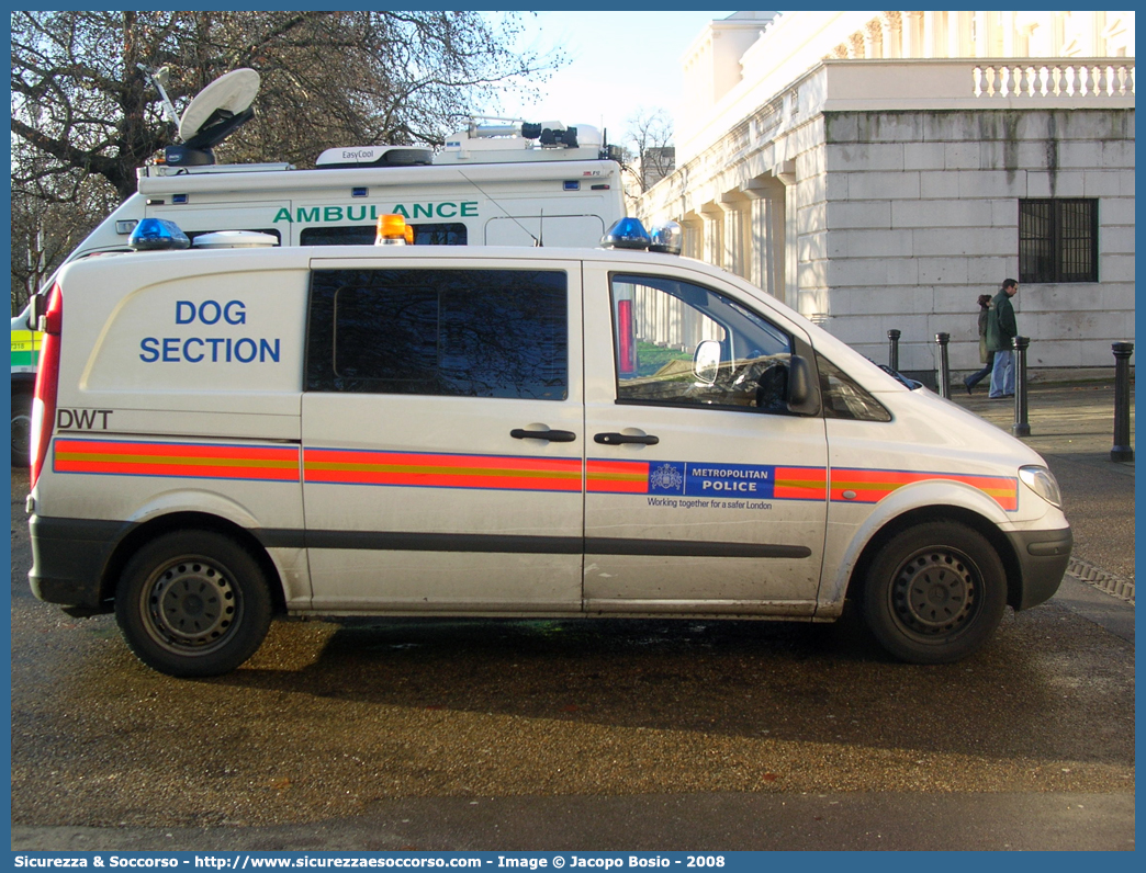 DWT
United Kingdom of Great Britain and Northern Ireland
Metropolitan Police
Mercedes Benz V Klass II generation
Dog Section
Parole chiave: UK;United;Kingdom;Great;Britain;Northern;Ireland;Metropolitan;Police;Mercedes;Benz;V;Klass;Dog;Section