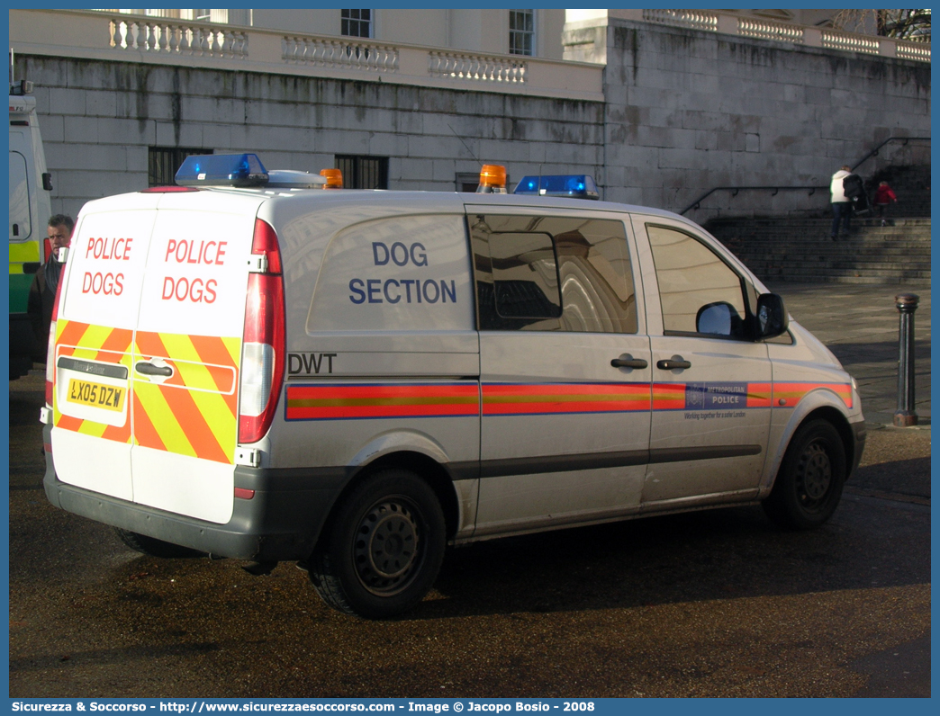 DWT
United Kingdom of Great Britain and Northern Ireland
Metropolitan Police
Mercedes Benz V Klass II generation
Dog Section
Parole chiave: UK;United;Kingdom;Great;Britain;Northern;Ireland;Metropolitan;Police;Mercedes;Benz;V;Klass;Dog;Section