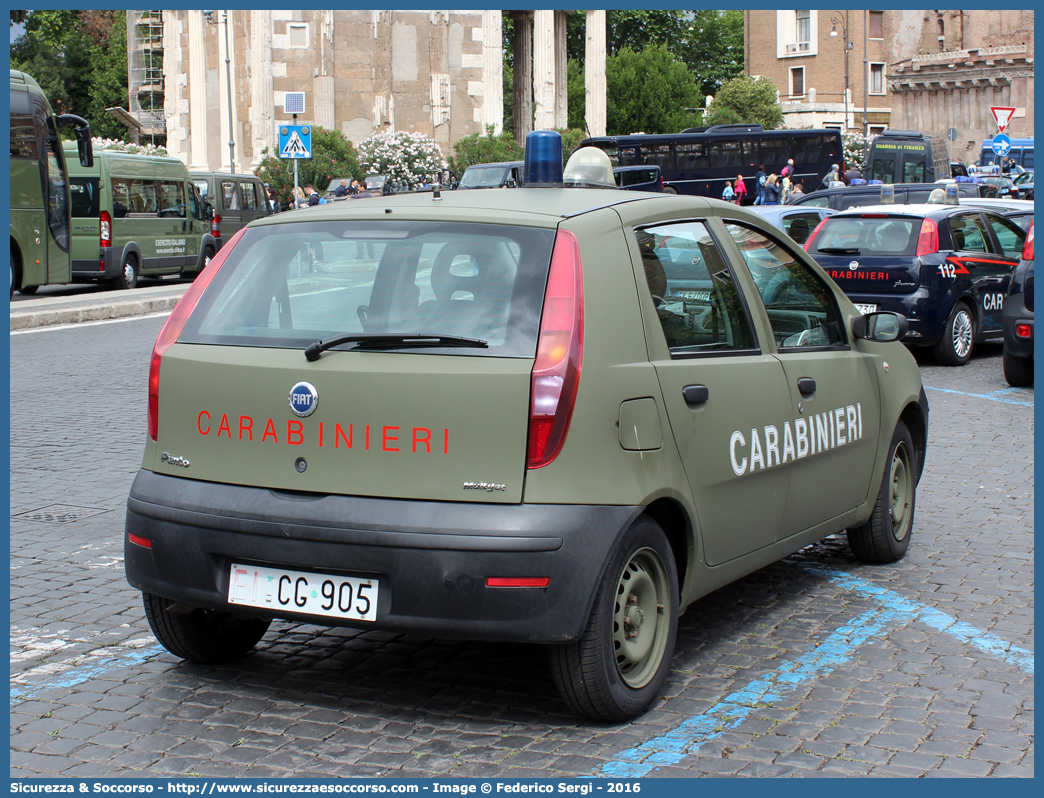 EI CG905
Arma dei Carabinieri
Reparto Carabinieri presso l'Esercito Italiano
Fiat Punto III serie
Parole chiave: EI;E.I.;CC;C.C.;Arma;dei;Carabinieri;Reparto;Esercito;Italiano;Fiat;Punto