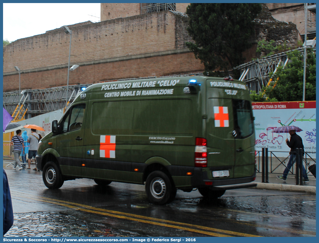 EI DA388
Esercito Italiano
Sanità Militare
Policlinico Militare "Celio"
Mercedes Benz Sprinter 313 4x4 II serie restying
Allestitore Alessi e Becagli S.n.c.
(variante)
Parole chiave: EI;E.I.;Esercito;Italiano;Sanità Militare;Mercedes Benz;Sprinter;4x4;4 x 4;Alessi;e;Becagli