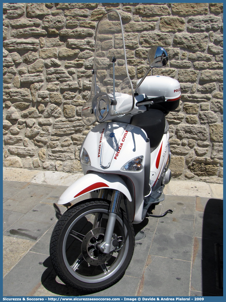 Polizia 025
Repubblica di San Marino
Polizia Civile
Piaggio Liberty 125 II serie
Parole chiave: Repubblica;San Marino;RSM;R.S.M.;Polizia Civile;Piaggio;Liberty;125