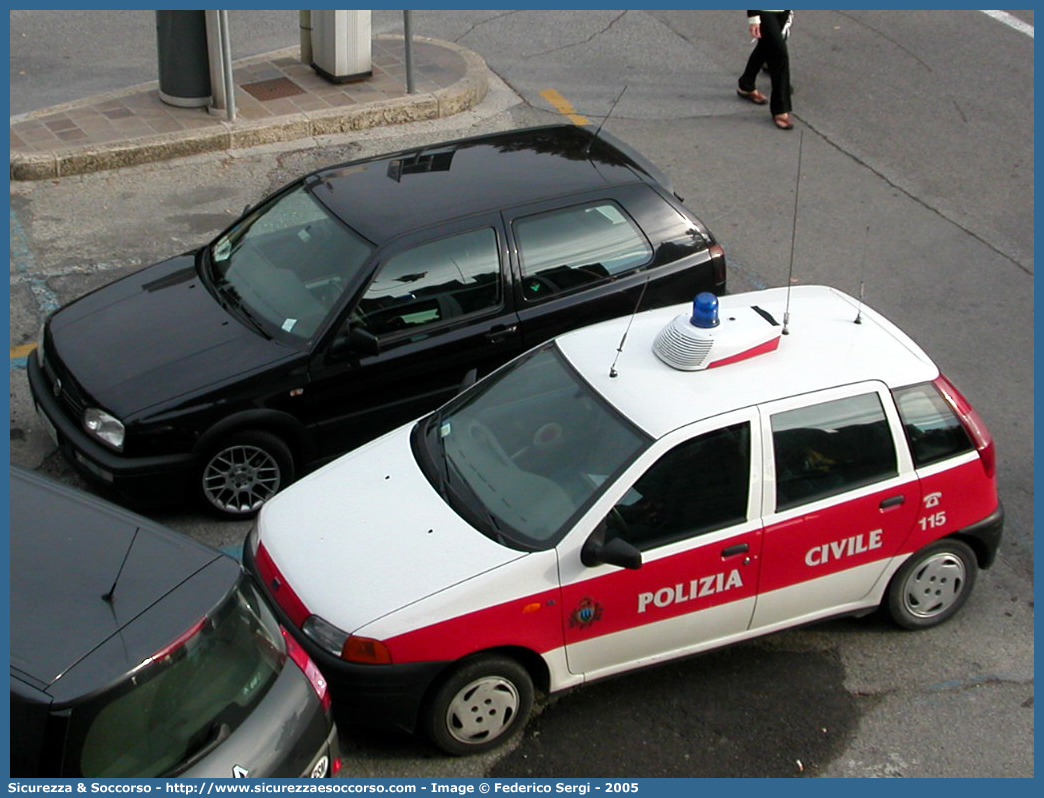 Polizia 098
Repubblica di San Marino
Polizia Civile
Fiat Punto I serie
Parole chiave: Repubblica;San Marino;RSM;R.S.M.;Polizia Civile;Fiat;Punto