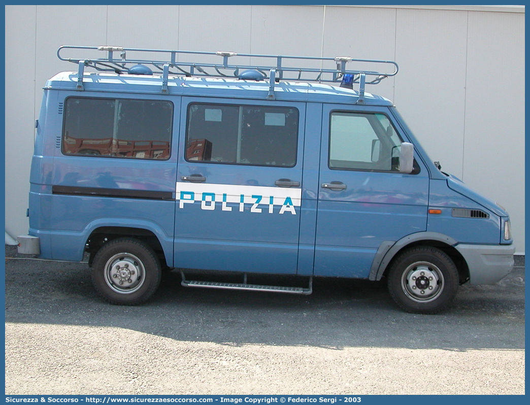 Polizia A1352
Polizia di Stato
Reparto Mobile
Iveco Daily 30-8 II serie
Parole chiave: PS;P.S.;Polizia;Polizia di Stato;Reparto Mobile;Iveco;30-8;30;8;30.8