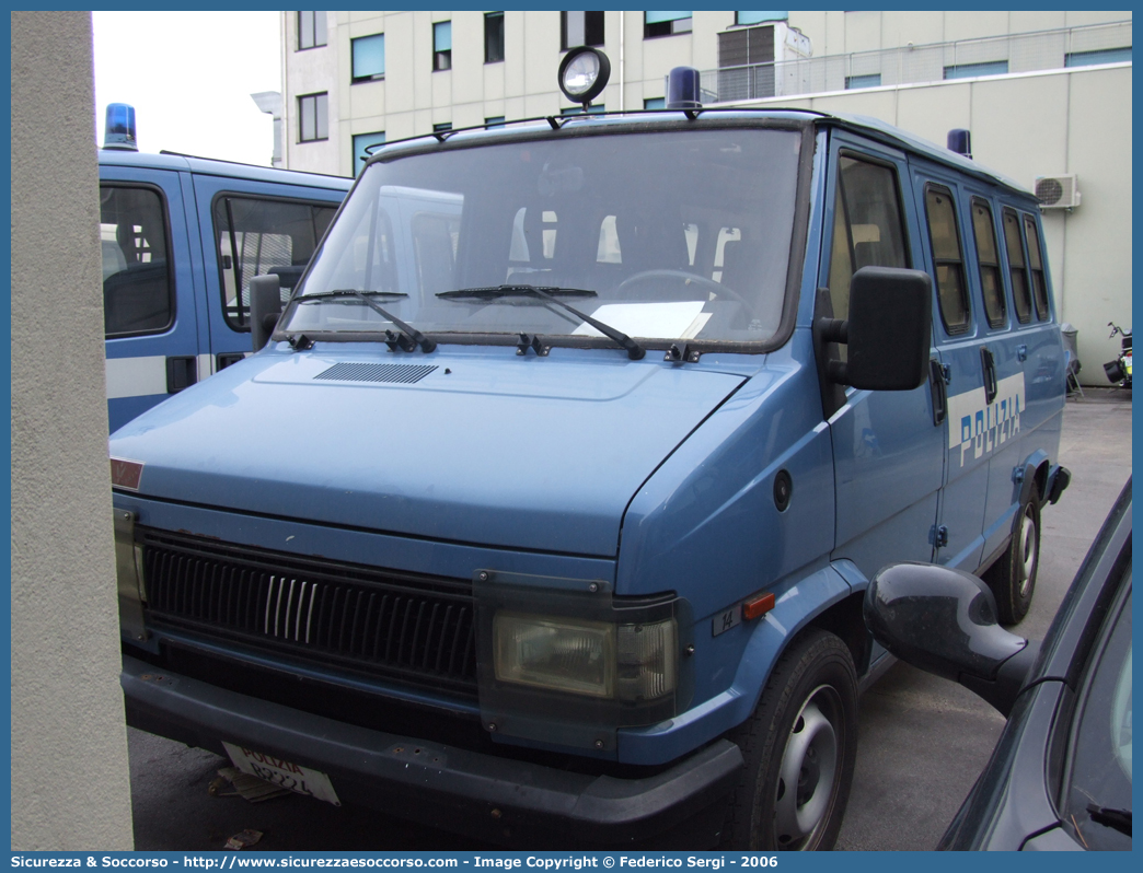 Polizia B2224
Polizia di Stato
Reparto Mobile
Fiat Ducato I serie restyling
Parole chiave: PS;P.S.;Polizia;Polizia di Stato;Reparto Mobile;Ordine Pubblico;Fiat;Ducato