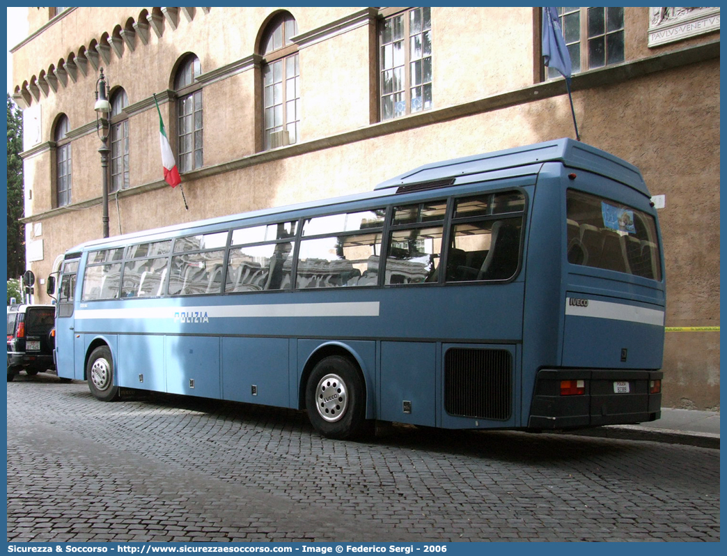 Polizia B2399
Polizia di Stato
Iveco 370/370S/370SE
Parole chiave: Polizia di Stato;Polizia;PS;P.S.;Fiat;Iveco;370;370S;370SE