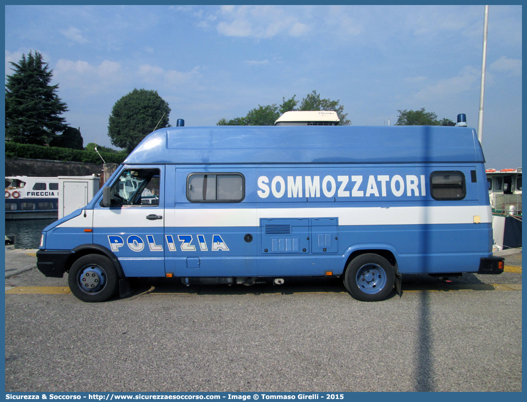 Polizia D9670
Polizia di Stato
Polizia del Mare
Iveco Daily 49-12 II serie
(variante)
Parole chiave: PS;P.S.;Pubblica;Sicurezza;Polizia;di;Stato;del;Mare;Iveco;Daily;49-12;49.12;49;12;D9670