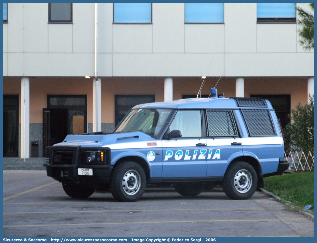 Polizia F1001
Polizia di Stato
Reparto Mobile
Land Rover Discovery II serie restyling
Allestitore Carrozzeria Marazzi S.p.A.
Parole chiave: PS;P.S.;Polizia;Polizia di Stato;Reparto Mobile;Fuoristrada;Land Rover;Discovery;Marazzi