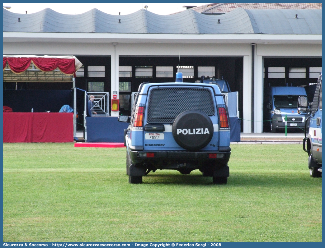 Polizia F1002
Polizia di Stato
Reparto Mobile
Land Rover Discovery II serie restyling
Allestitore Carrozzeria Marazzi S.p.A.
Parole chiave: PS;P.S.;Polizia;Polizia di Stato;Reparto Mobile;Fuoristrada;Land Rover;Discovery;Marazzi