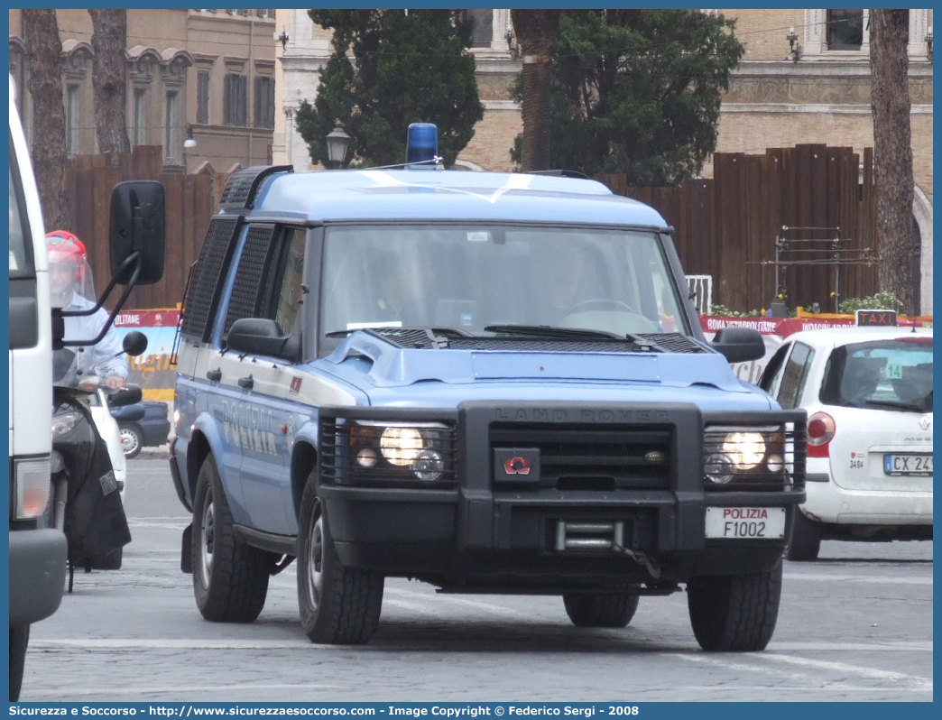 Polizia F1002
Polizia di Stato
Reparto Mobile
Land Rover Discovery II serie restyling
Allestitore Carrozzeria Marazzi S.p.A.
Parole chiave: PS;P.S.;Polizia;Polizia di Stato;Reparto Mobile;Fuoristrada;Land Rover;Discovery;Marazzi