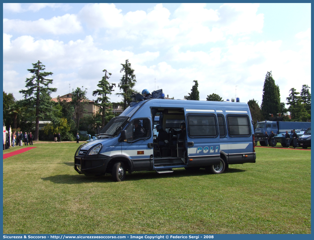 Polizia F7893
Polizia di Stato
Reparto Mobile
Iveco Daily 50C18 IV serie
Allestitore Sperotto S.p.A.
Parole chiave: PS;P.S.;Polizia;di;Stato;Reparto;Mobile;Ordine;Pubblico;Iveco;Daily;50C18;Sperotto