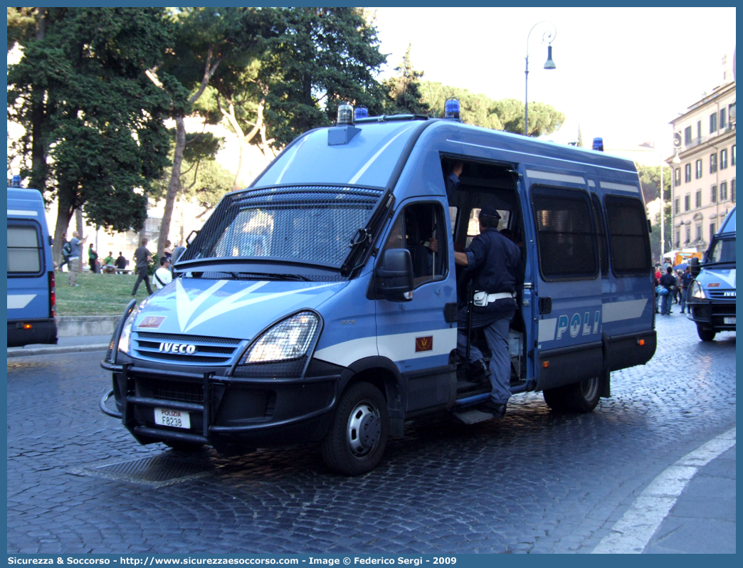 Polizia F8238
Polizia di Stato
Reparto Mobile
Iveco Daily 50C18 IV serie
Allestitore Sperotto S.p.A.
Parole chiave: PS;P.S.;Polizia;di;Stato;Reparto;Mobile;Ordine;Pubblico;Iveco;Daily;50C18;Sperotto