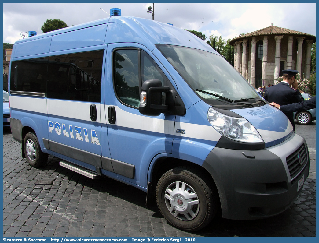 Polizia H1298
Polizia di Stato
Fiat Ducato III serie
Parole chiave: PS;P.S.;Polizia;di;Stato;Pubblica;Sicurezza;Fiat;Ducato;X250