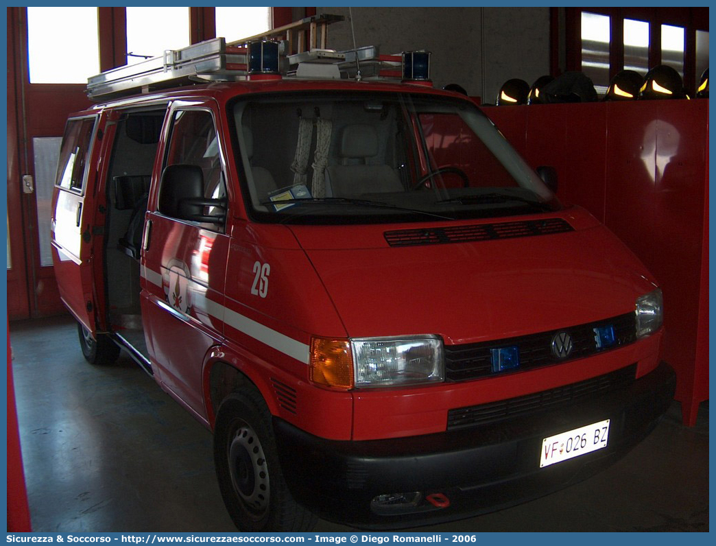 VF 026 BZ
Corpo Permanente dei Vigili del Fuoco Bolzano
Berufsfeuerwehr Bozen
Volkswagen Transporter T4
Parole chiave: VF;VFV;V.F.;V.F.V.;Vigili;Fuoco;Corpo;Permanente;Berufsfeuerwehr;Bolzano;Bozen;Polisoccorso;Volkswagen;Transporter;T4