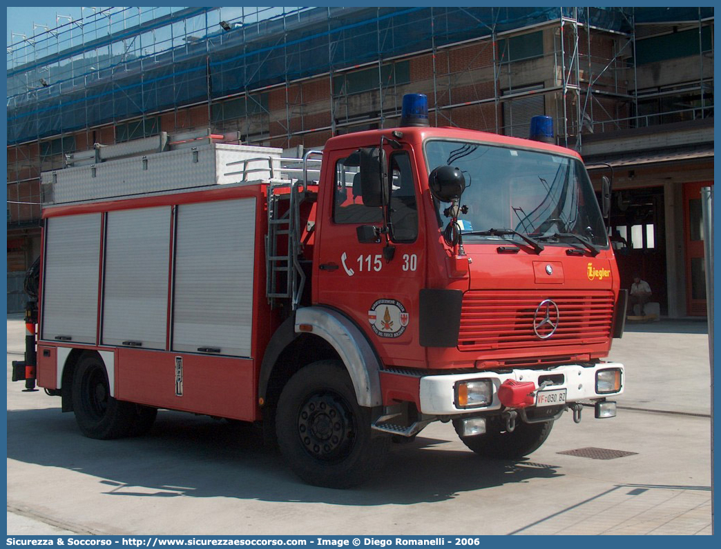 VF 030 BZ 
Corpo Permanente dei Vigili del Fuoco Bolzano
Berufsfeuerwehr Bozen
Mercedes-Benz 1225
Allestitore Ziegler Italiana GmbH
Parole chiave: VF;VFV;V.F.;V.F.V.;Vigili;Fuoco;Corpo;Permanente;Berufsfeuerwehr;Bolzano;Bozen;polisoccorso;Mercedes;Benz;1120