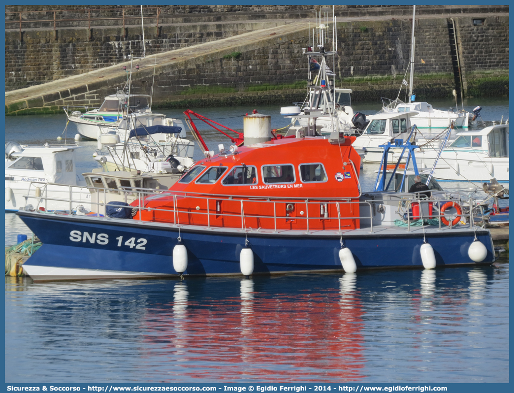 SNS 142 "La Teignouse"
République Française
Société Nationale de Sauvetage en Mer
Vedette de 1e Classe
Station de Sauvetage de Quiberon
Parole chiave: SNS;206;République;Française;Société;Nationale;Sauvetage;Vedette;1e;Classe;Teignouse;Quiberon