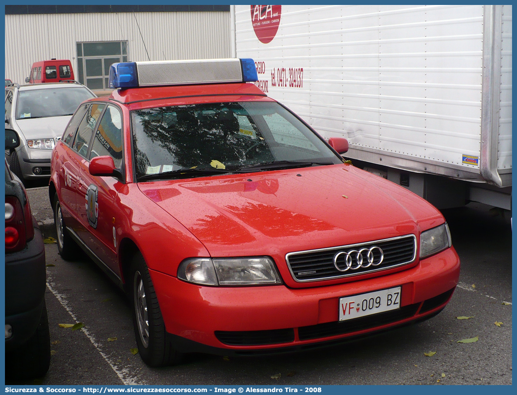 VF 009 BZ
Corpo Permanente dei Vigili del Fuoco Bolzano
Berufsfeuerwehr Bozen
Audi A4 Avant II serie
Parole chiave: VF;VFV;V.F.;V.F.V.;Vigili;Fuoco;Corpo;Permanente;Berufsfeuerwehr;Bolzano;Bozen;Audi;A4;Avant