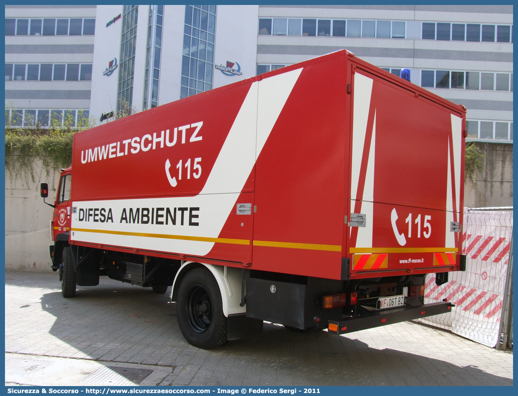 VF 06T BZ
Vigili del Fuoco Volontari Merano
Freiwillige Feuerwehr Meran
Mercedes Benz 1120
Umweltschutz-Difesa Ambiente
Allestitore Schmitz Cargobull AG
Parole chiave: VF;VFV;V.F.;V.F.V.;Vigili;Fuoco;Volontari;Freiwillige;Feuerwehr;Merano;Meran;Mercedes;Benz;1120;Umweltschutz;Difesa;Ambiente;Schmitz;Cargobull