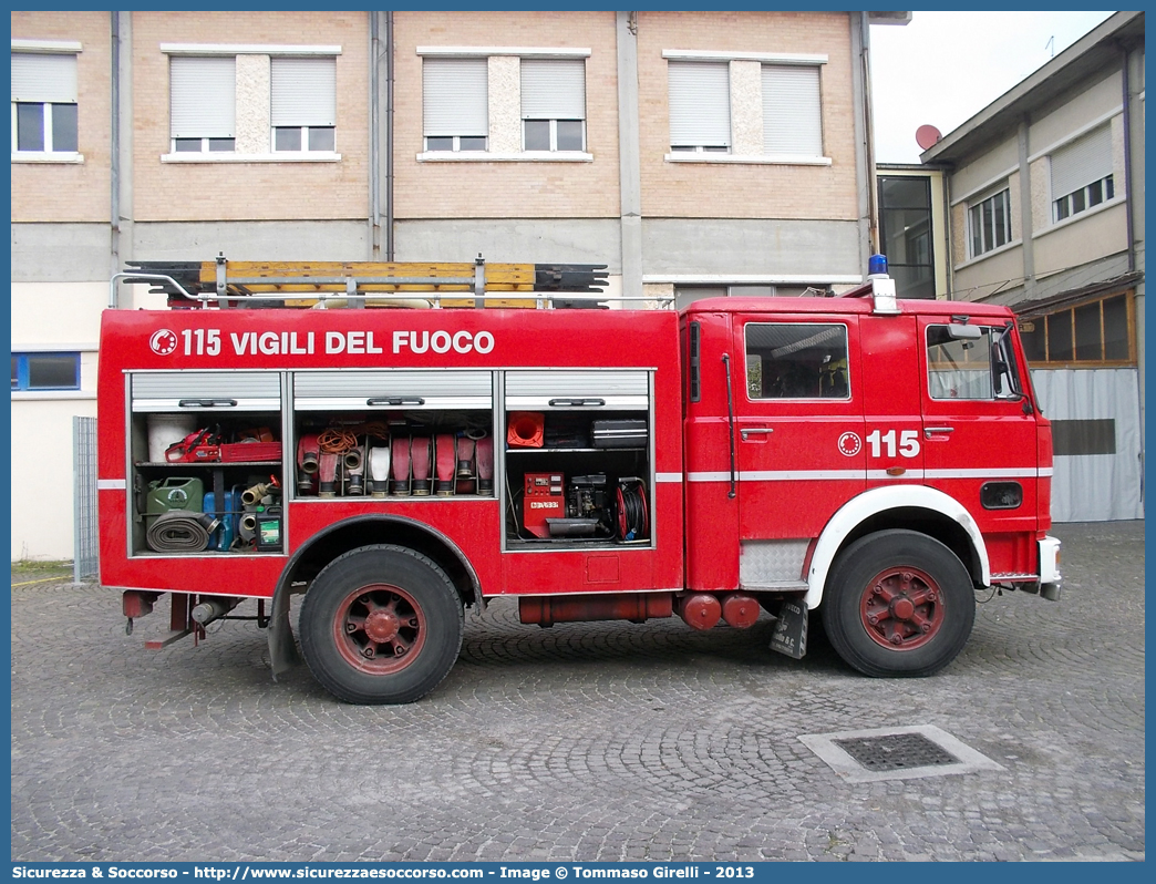 VF 11852
Corpo Nazionale Vigili del Fuoco
Iveco/OM 160
Allestitore Baribbi S.p.A.
Parole chiave: VVF;V.V.F.;Corpo;Nazionale;Vigili;del;Fuoco;AutoPompaSerbatoio;APS;A.P.S.;Iveco;OM;160;Baribbi