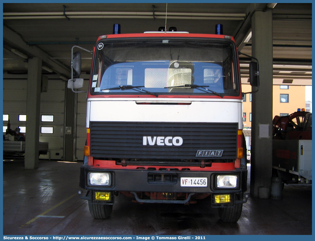 VF 14456
Corpo Nazionale Vigili del Fuoco
Iveco 330-35
Parole chiave: VF;V.F.;VVF;V.V.F.;Corpo;Nazionale;Vigili;del;Fuoco;Iveco;330-35;330;35