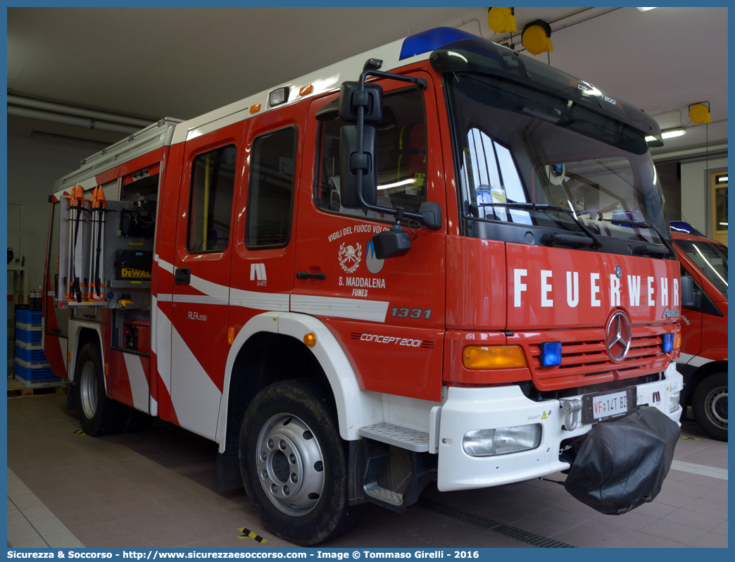 VF 14T BZ
Vigili del Fuoco Volontari Santa Maddalena Val di Funes
Freiwillige Feuerwehr St. Magdalena Villnöss
Mercedes Benz Atego 1331 II serie
Allestitore MARTE Feuerwehrfahrzeuge Feuerwehrtechnologie GmbH
Parole chiave: VF;FW;Vigili;del;Fuoco;Volontari;Santa;Maddalena;Val;di;Funes;Freiwillige;Feuerwehr;St.;Magdalena;Villnöss;Mercedes;Benz;Atego;1331;MARTE