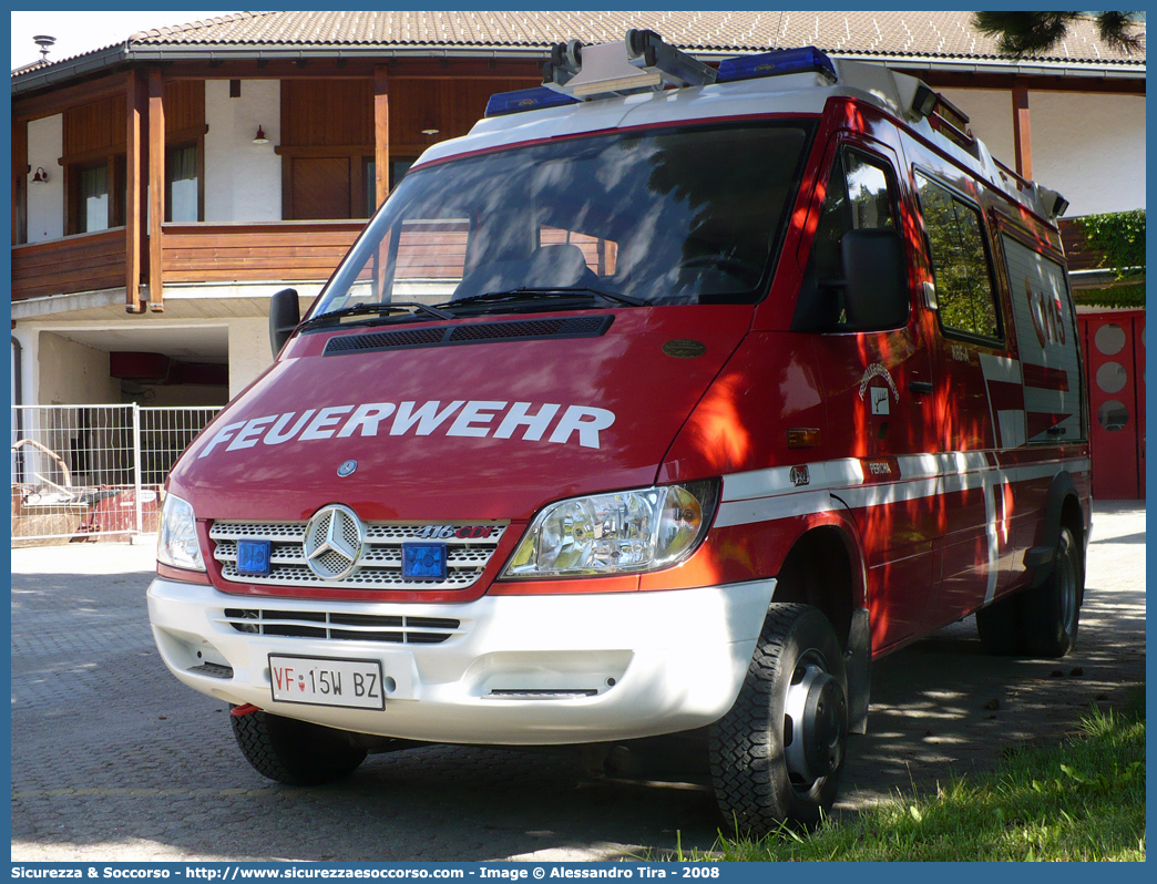 VF 15W BZ
Vigili del Fuoco Volontari Perca
Freiwillige Feuerwehr Percha
Mercedes-Benz Sprinter 416 4x4 I serie restyling
Parole chiave: VF;VFV;V.F.;V.F.V.;Vigili;Fuoco;Volontari;Freiwillige;Feuerwehr;Perca;Percha;Mercedes;Benz;Sprinter