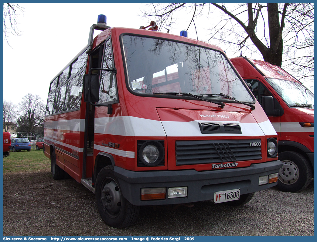 VF 16308
Corpo Nazionale Vigili del Fuoco
Iveco TurboDaily 49-10
Allestitore Calabrese S.p.A.
Parole chiave: VVF;V.V.F.;Corpo;Nazionale;Vigili;del;Fuoco;Iveco;TurboDaily;Calabrese;49-10;49.10;49;10