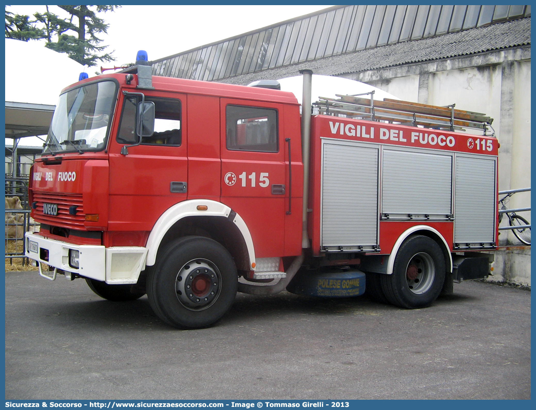 VF 16670
Corpo Nazionale Vigili del Fuoco
Iveco 190-26
Allestitore Baribbi S.p.A.
Parole chiave: VVF;V.V.F.;Corpo;Nazionale;Vigili;del;Fuoco;AutoPompaSerbatoio;APS;A.P.S.;Iveco;190;26;190-26;Baribbi