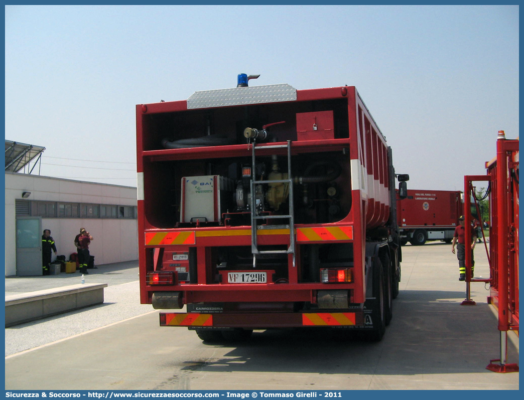 VF 17296
Corpo Nazionale Vigili del Fuoco
Iveco 330-26
Parole chiave: VVF;V.V.F.;Corpo;Nazionale;Vigili;del;Fuoco;Iveco;330-26;330;26