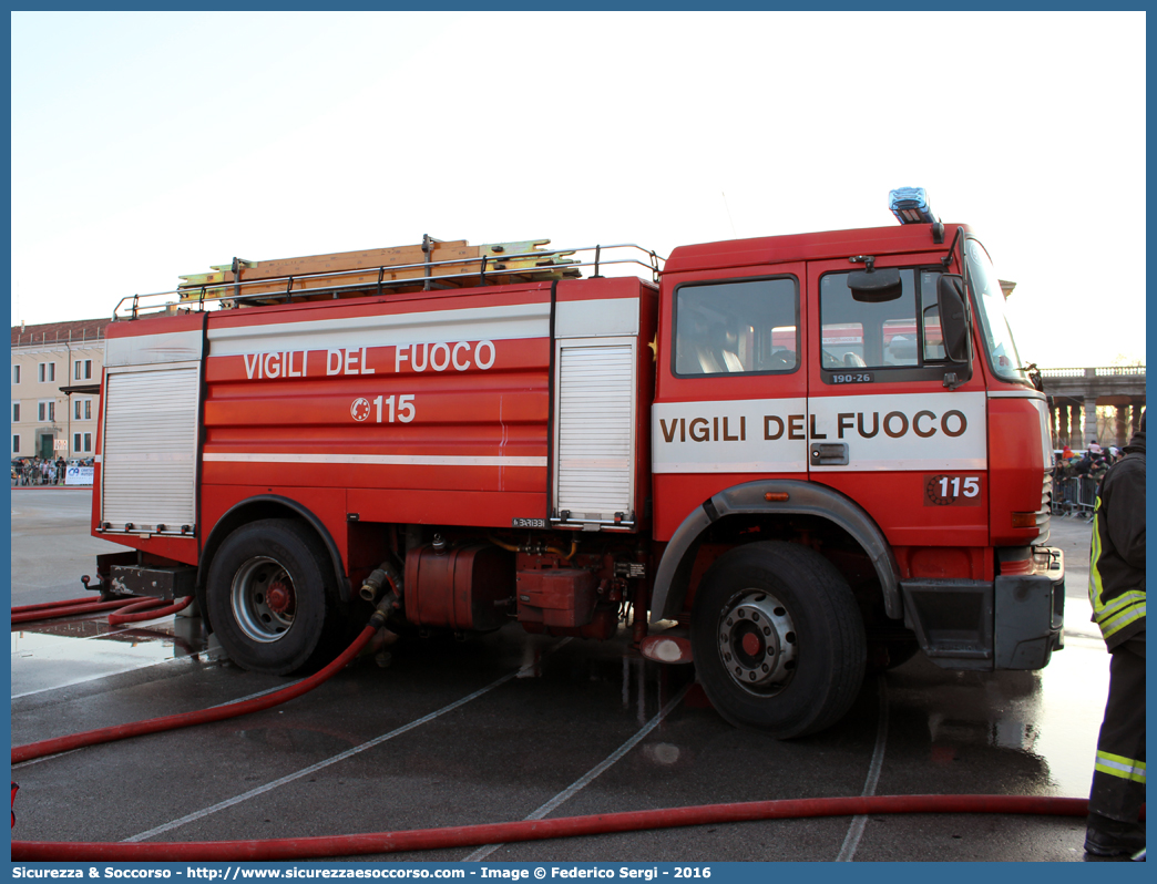 VF 17331
Corpo Nazionale Vigili del Fuoco
Iveco 190-26
(variante)
Allestitore Baribbi S.p.A.
Ricondizionato Maritan S.r.l.
Parole chiave: VVF;V.V.F.;Corpo;Nazionale;Vigili;del;Fuoco;ABP;A.B.P.;AutoBottePompa;AutoBotte;Fiat;Iveco;190-26;190 - 26;Baribbi;Maritan