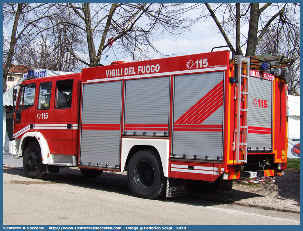 VF 18936
Corpo Nazionale Vigili del Fuoco
Iveco Magirus EuroFire 150E27 I serie
Ricondizionato Fortini S.r.l.
(variante)
Parole chiave: VVF;V.V.F.;Corpo;Nazionale;Vigili;del;Fuoco;AutoPompaSerbatoio;APS;A.P.S.;Iveco;Magirus;EuroFire;150E27