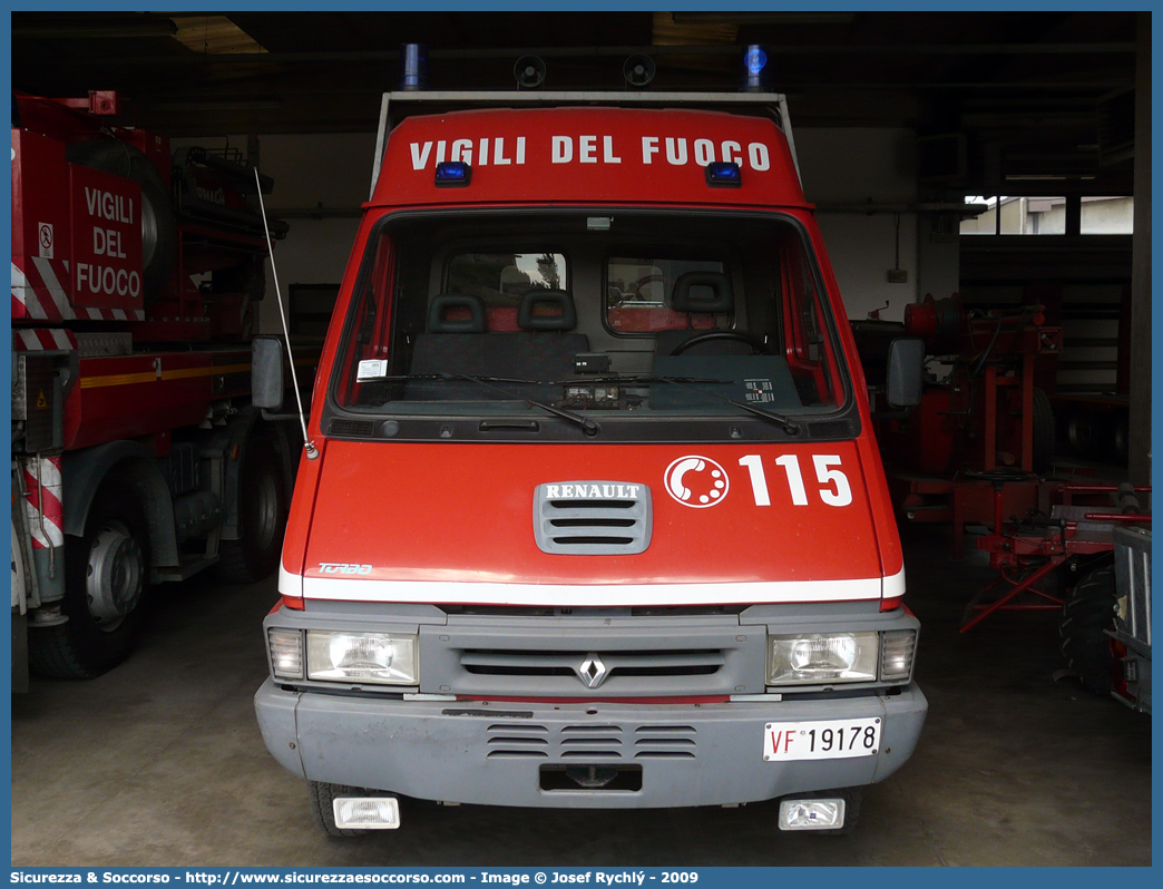 VF 19178
Corpo Nazionale Vigili del Fuoco
Renault B110
Parole chiave: VF;V.F.;VVF;V.V.F.;Corpo;Nazionale;Vigili del Fuoco;Vigili;Fuoco;Autocarro;Autofurgone;Renault;B110