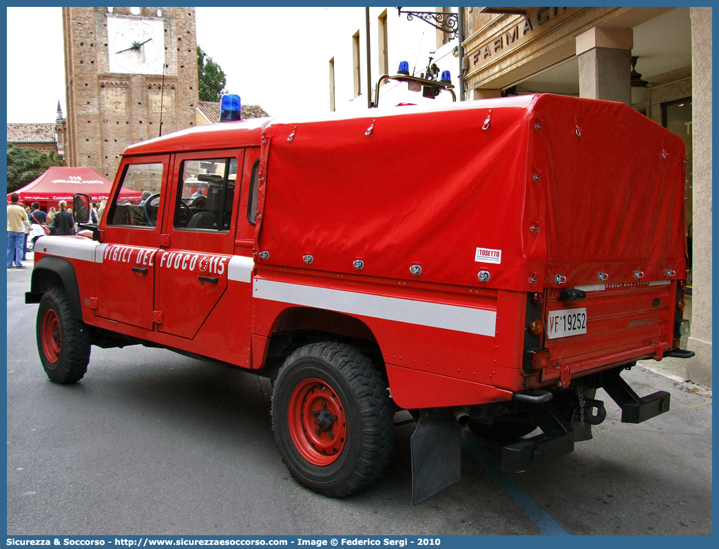 VF 19252
Corpo Nazionale Vigili del Fuoco
Land Rover Defender 130
(variante)
Parole chiave: VF;VVF;V.F.;V.V.F.;Corpo;Nazionale;Vigili del Fuoco;Vigili;Fuoco;Land Rover;Defender;130