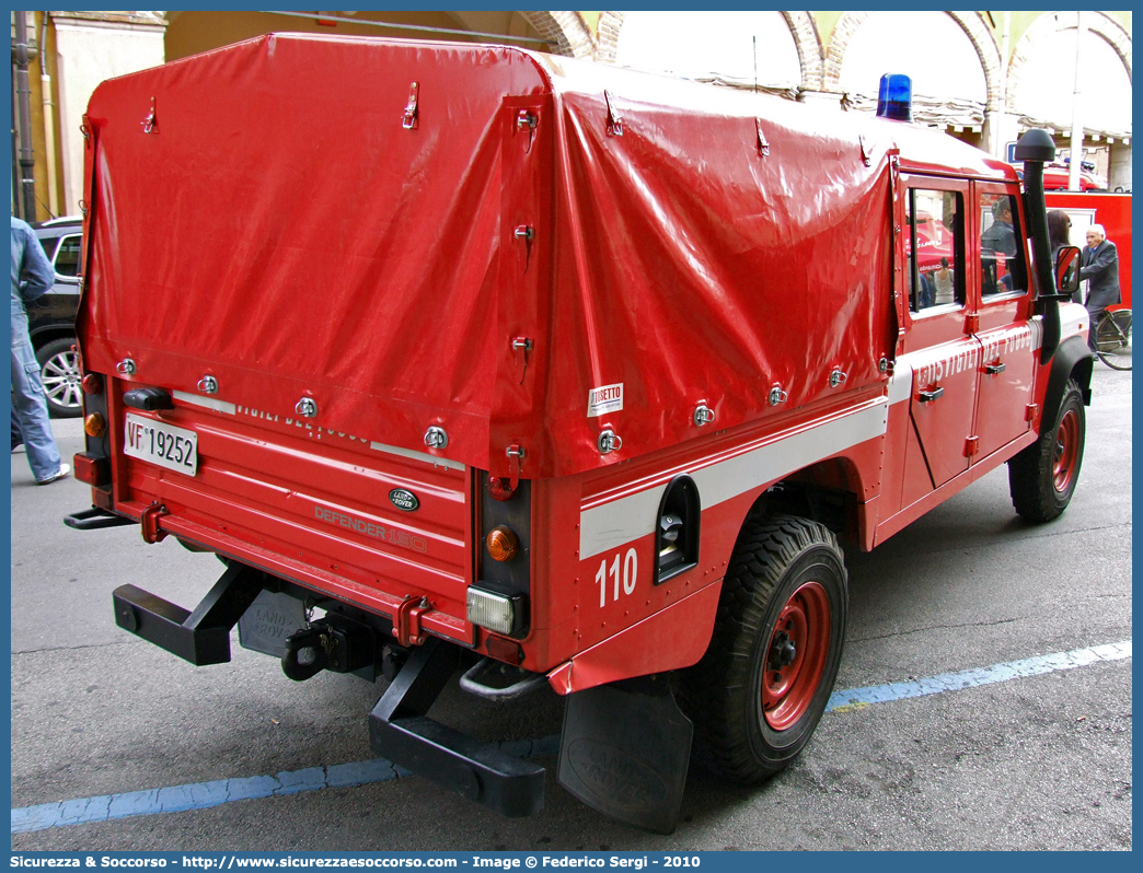 VF 19252
Corpo Nazionale Vigili del Fuoco
Land Rover Defender 130
(variante)
Parole chiave: VF;VVF;V.F.;V.V.F.;Corpo;Nazionale;Vigili del Fuoco;Vigili;Fuoco;Land Rover;Defender;130