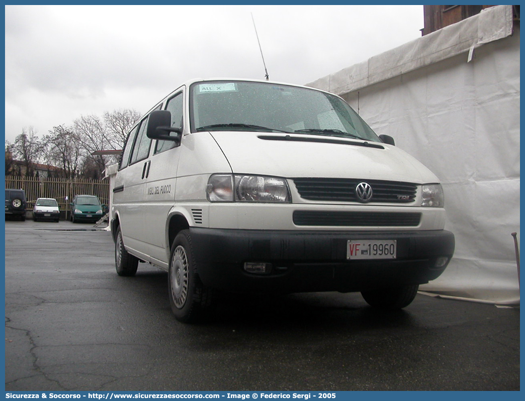 VF 19960
Corpo Nazionale Vigili del Fuoco
Volkswagen Transporter T4 restyling
Parole chiave: VF;V.F.;VVF;V.V.F.;Corpo;Nazionale;Vigili del Fuoco;Vigili;Fuoco;Autocarro;Autofurgone;Volkswagen;Transporter;T4